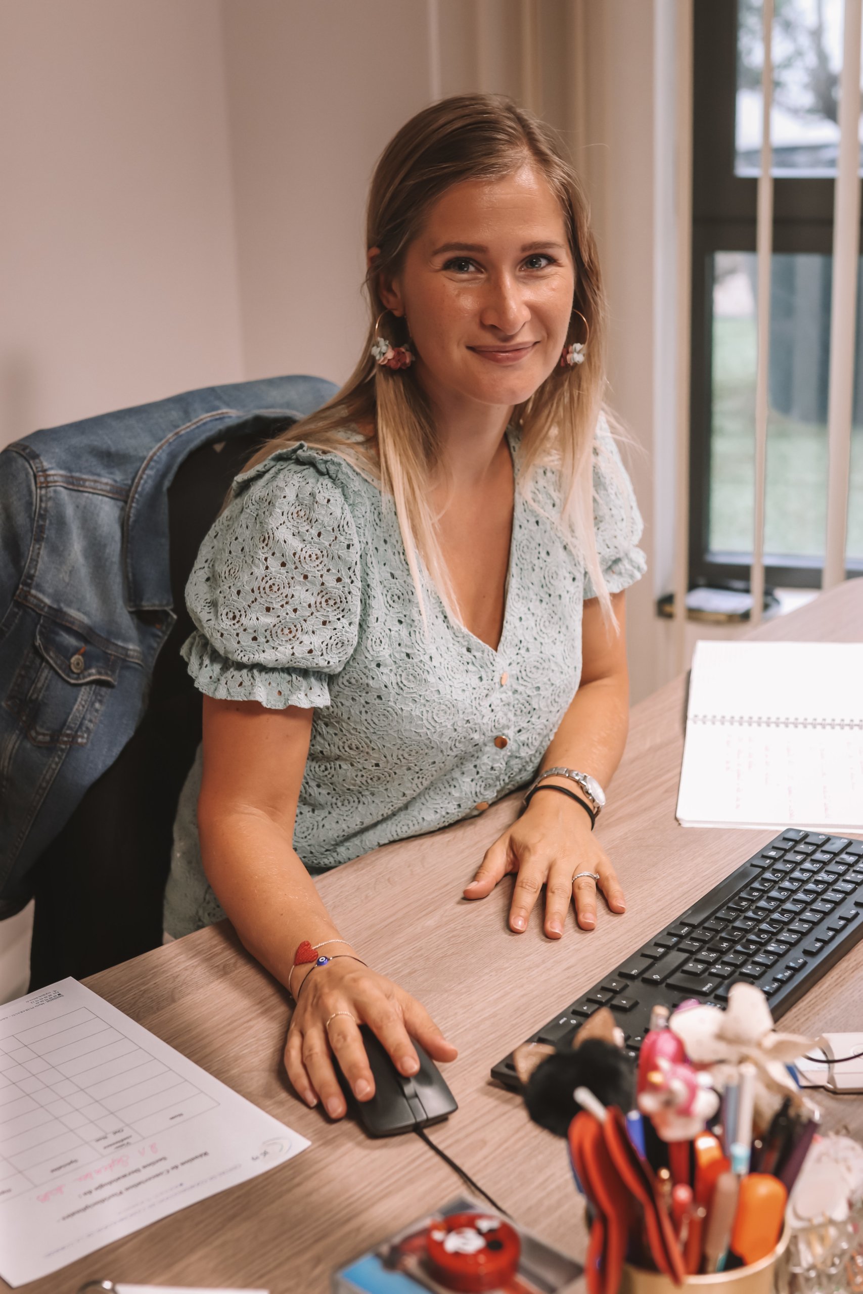 Présidente du bureau devant son ordinateur