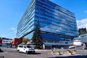 Vue du bâtiment de l’hôpital de Brive la gaillarde sur ciel bleu