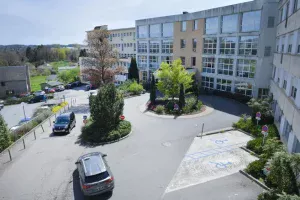 photo du bâtiment de l’hôpital d'Ussel en haute Corrèze avec ciel gris
